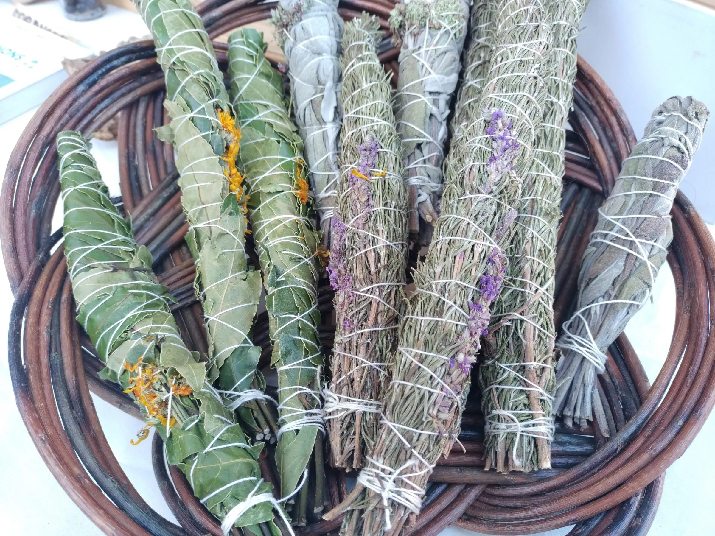 Bâtons de fumigation de plantes séchées dans une corbeille ronde